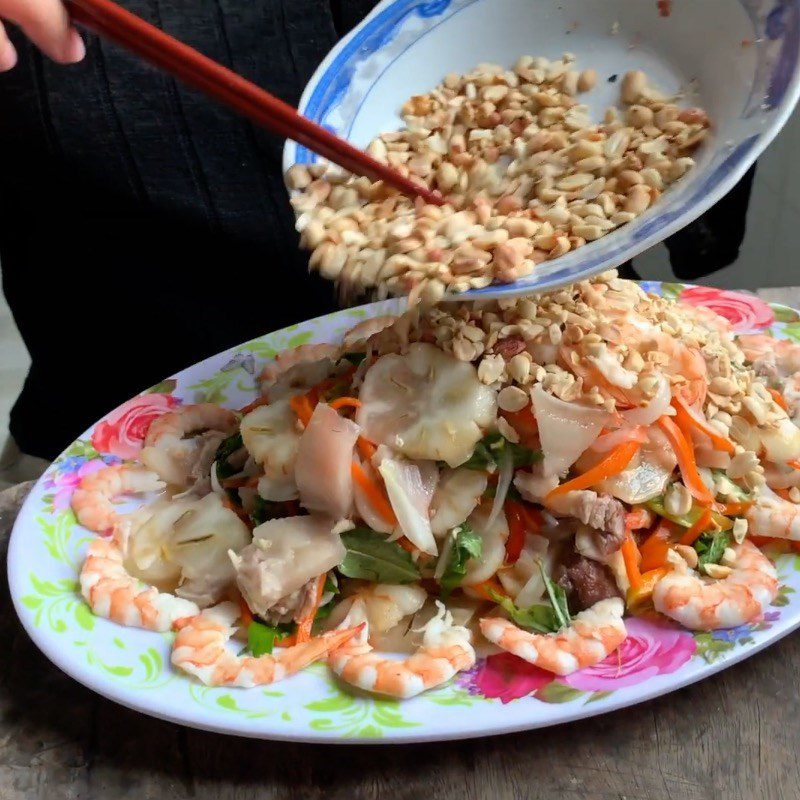 Step 5 Mixing the salad Young mangosteen salad with shrimp and meat