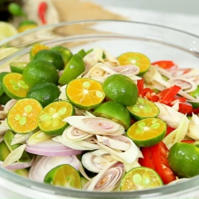 Step 5 Mixing the salad for green mango salad with pig ear