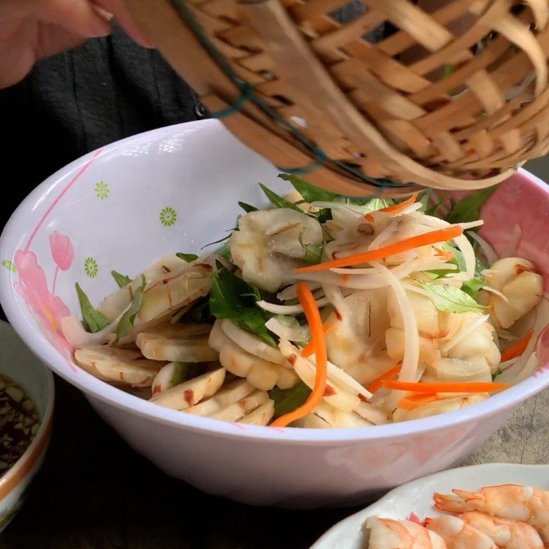 Step 5 Mixing the salad Young mangosteen salad with shrimp and meat