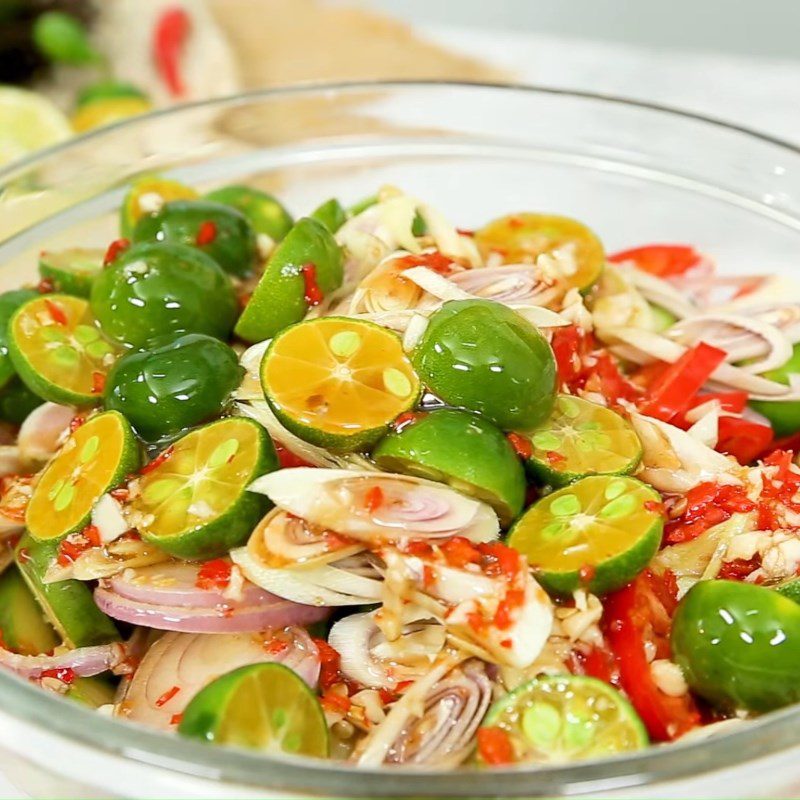 Step 5 Mixing the salad for green mango salad with pig ear