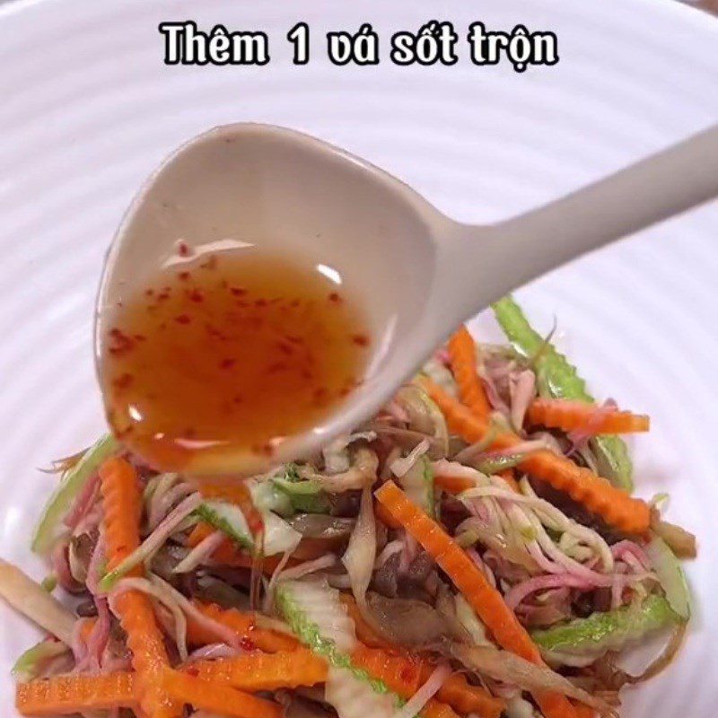 Step 4 Mixing the salad Vegetarian guava salad with mushrooms