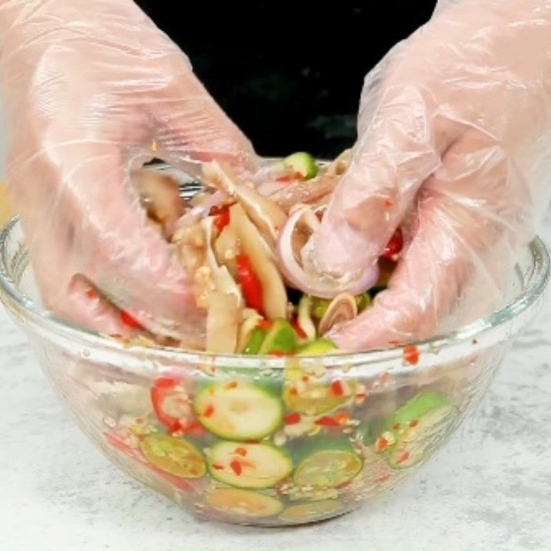 Step 5 Mixing the salad for green mango salad with pig ear