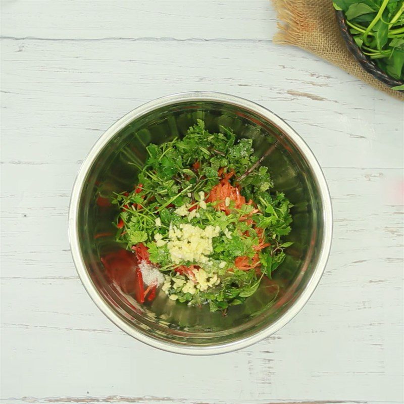 Step 4 Mixing the salad Chicken salad with water spinach