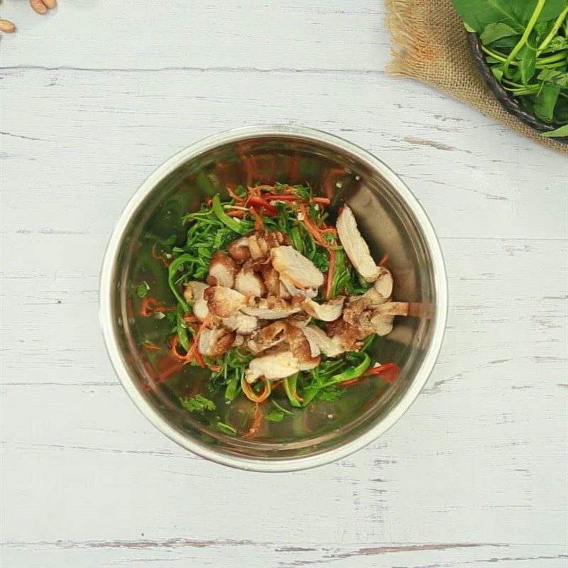 Step 4 Mixing the salad Chicken salad with water spinach