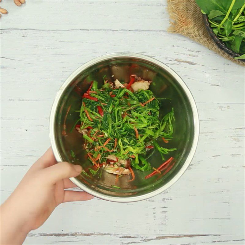 Step 4 Mixing the salad Chicken salad with water spinach