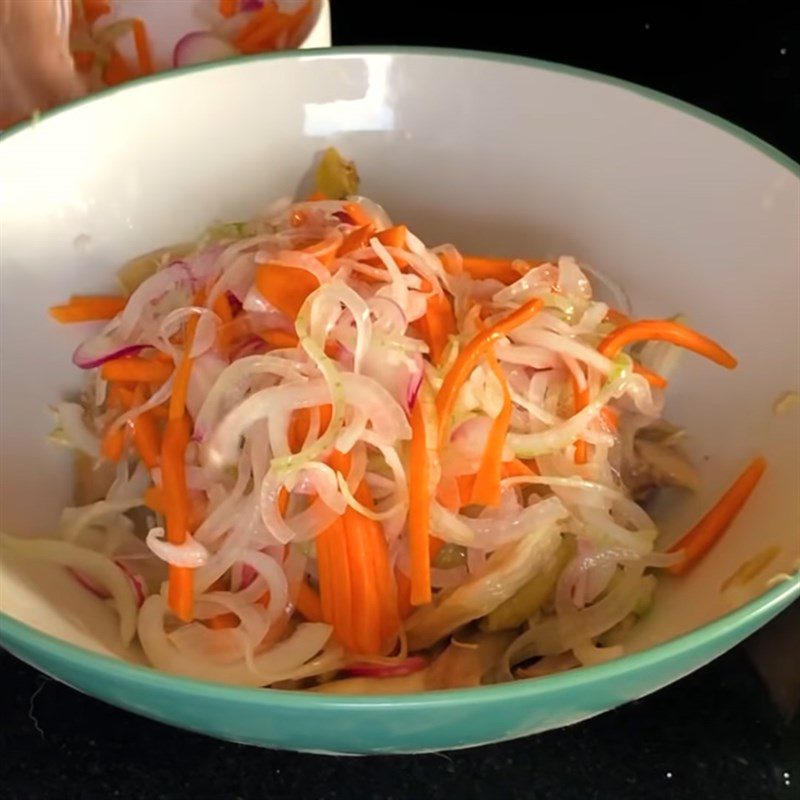 Step 6 Mix the salad Chicken salad with rice paddy herb