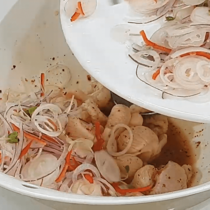 Step 4 Mixing the salad Salad with fish and sprouts