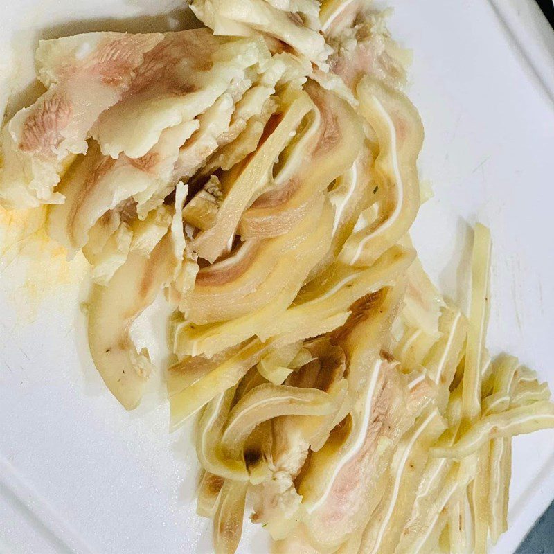 Step 4 Toss the salad for Pig Ear Salad with onion (recipe shared by users)