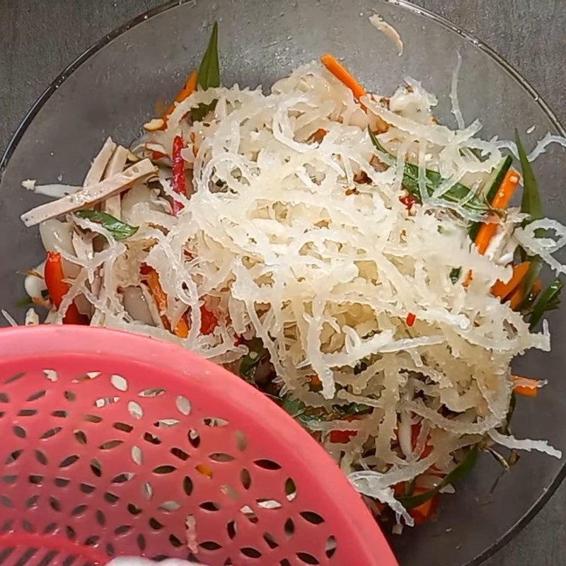 Step 4 Mix the salad Chôm chôm salad with seaweed