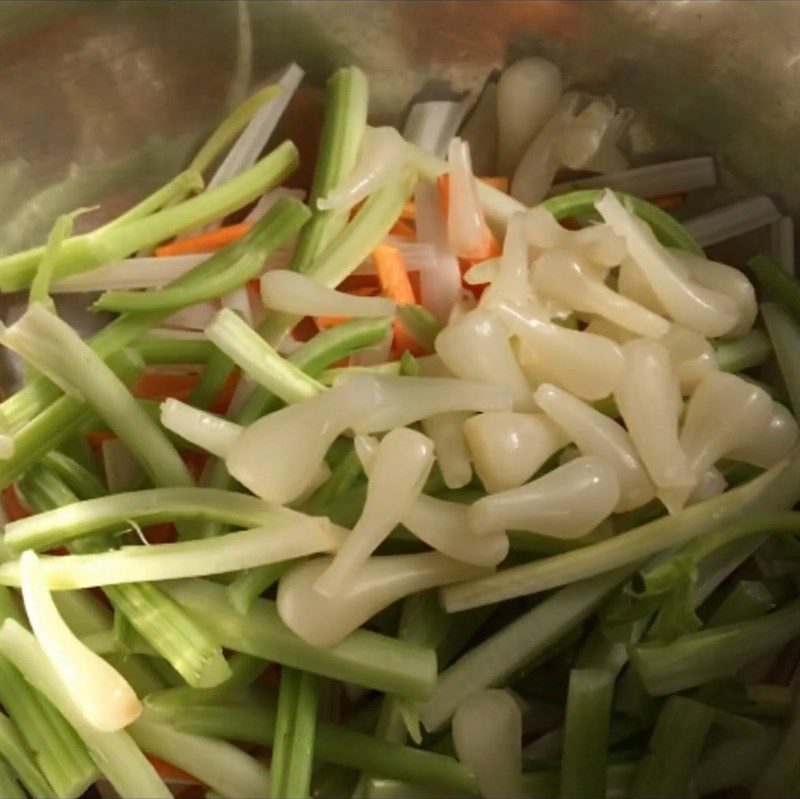 Step 4 Mix the salad Lotus stem salad with pig stomach