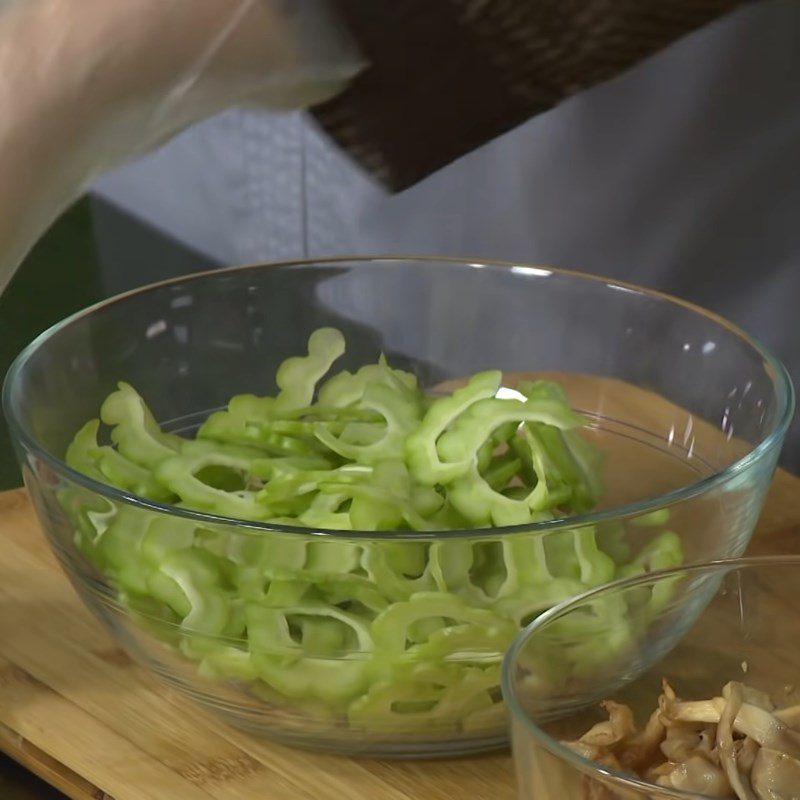 Step 6 Mix the salad for vegetarian bitter melon salad