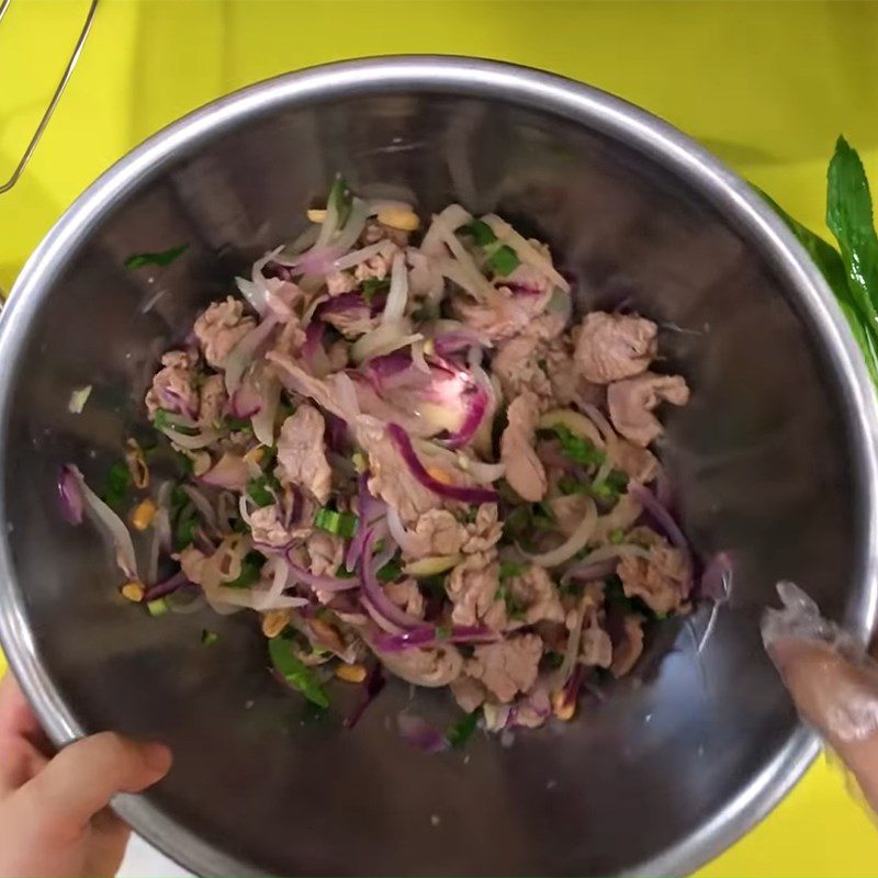 Step 5 Mix the salad for Beef Onion Salad