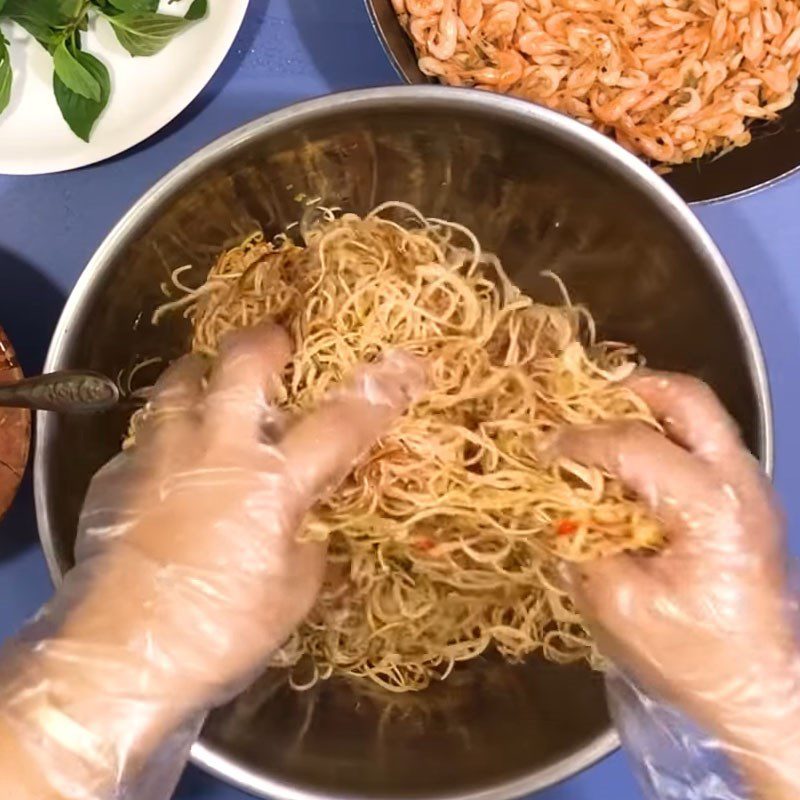 Step 4 Mix the salad for banana flower salad with shrimp