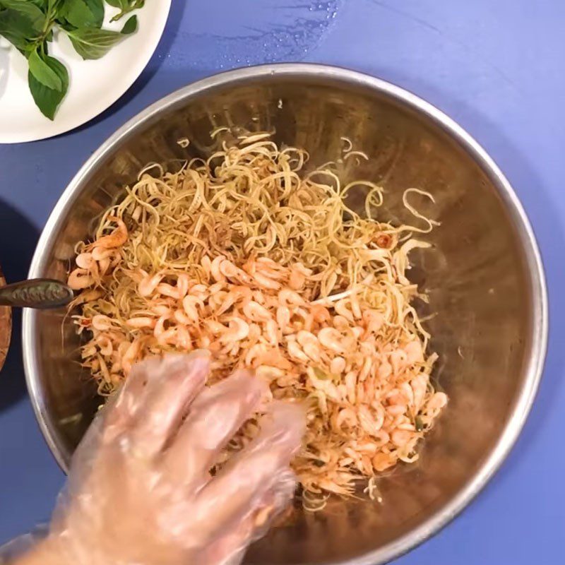 Step 4 Mix the salad for banana flower salad with shrimp