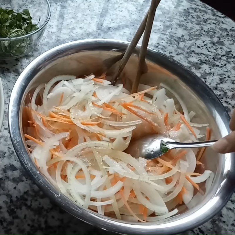 Step 3 Mixing the salad Chicken salad with onion and calamondin