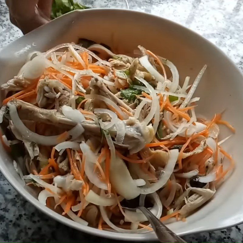 Step 3 Mixing the salad Chicken salad with onion and calamondin