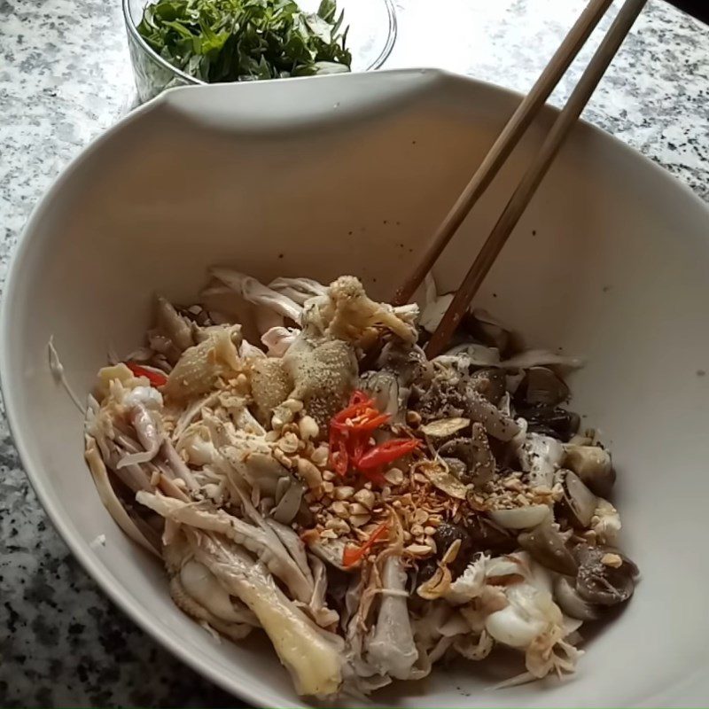 Step 3 Mixing the salad Chicken salad with onion and calamondin