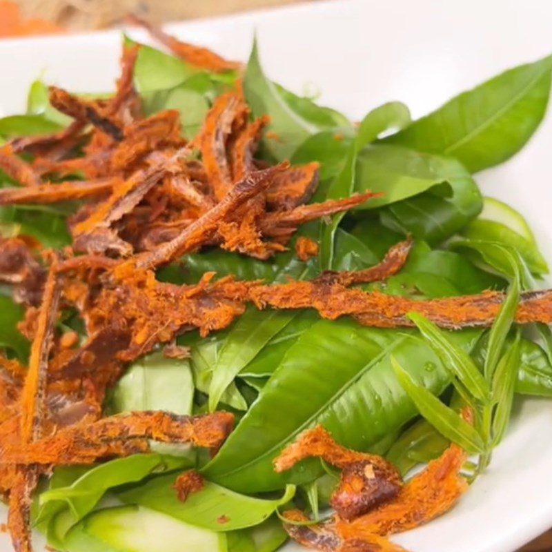 Step 2 Mixing the salad Dried beef salad with young star fruit (Recipe shared from Tiktok Cooking with TasteVN)