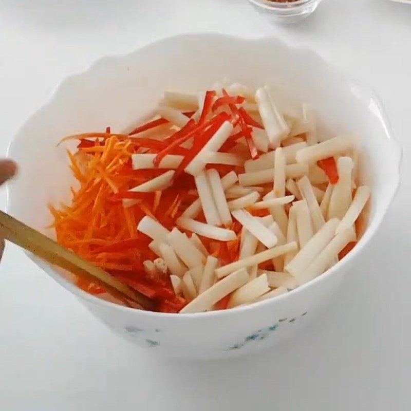 Step 5 Mixing the salad Chicken salad with lotus stem