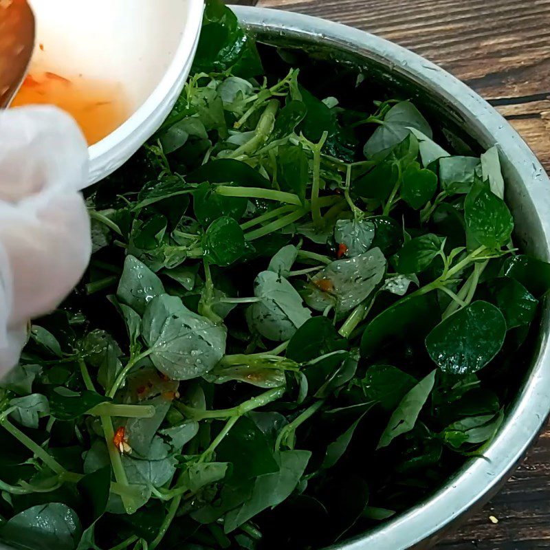 Step 4 Mix the salad for vegetarian crab claw salad