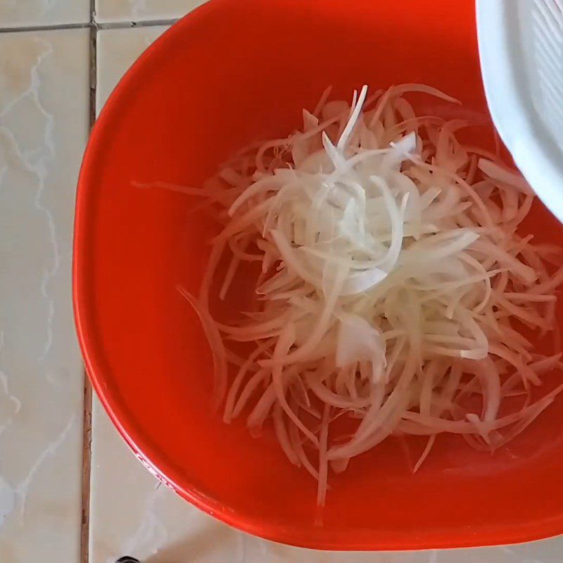 Step 5 Mix the salad Pork ear salad with onion