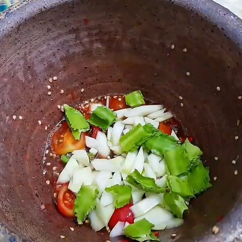 Step 4 Mix the Thai style octopus salad with Thai sauce