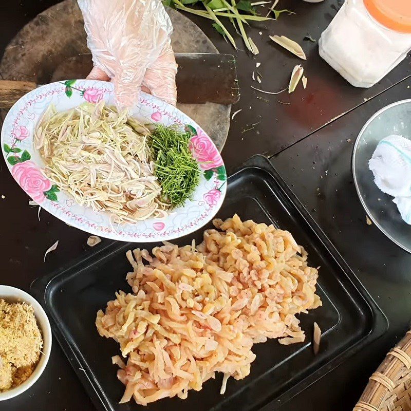 Step 5 Mixing the fish salad Fish salad with snakehead fish (gỏi nhệch)