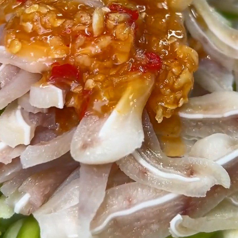 Step 3 Mix green mango salad with pig's ear (Recipe shared from TikTok Cooking with TasteVN)