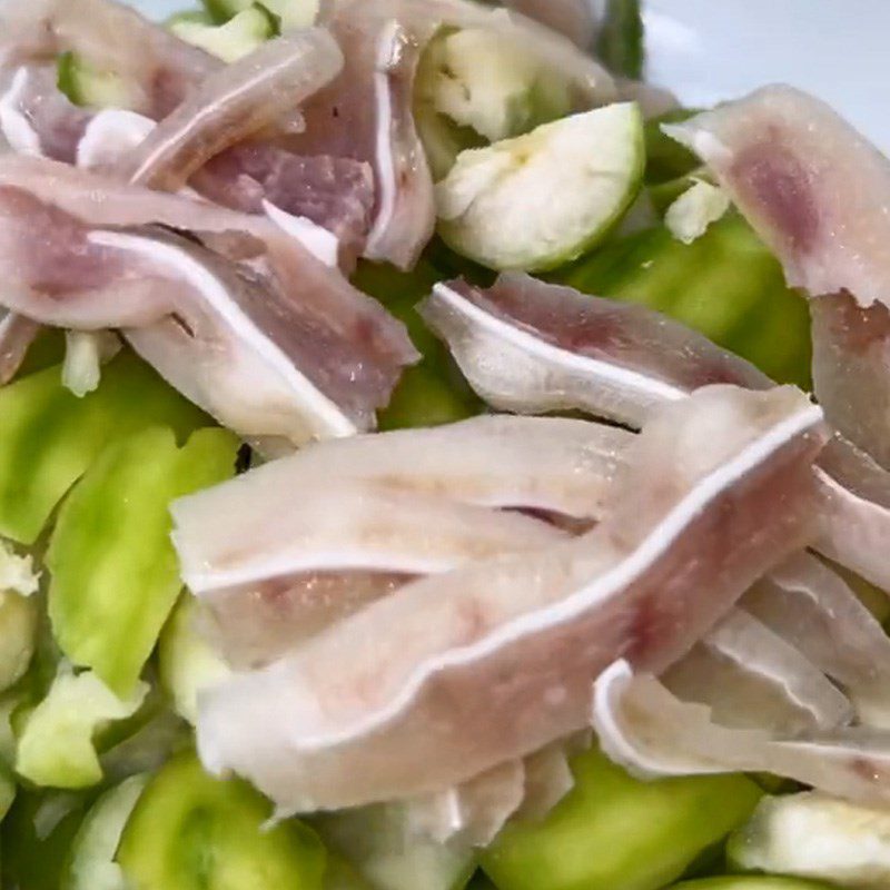 Step 3 Mix green mango salad with pig's ear (Recipe shared from TikTok Cooking with TasteVN)