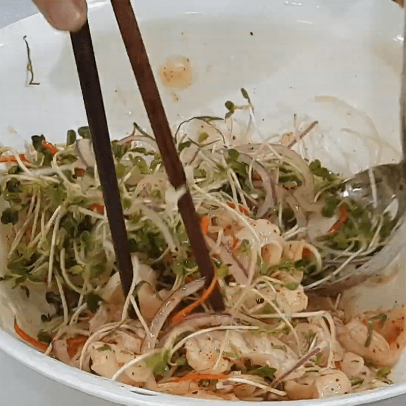 Step 4 Mixing the salad Salad with fish and sprouts