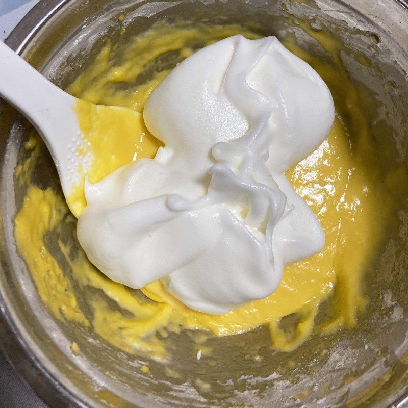 Step 3 Mix the ingredients for sponge cake using a rice cooker (recipe shared by a user)