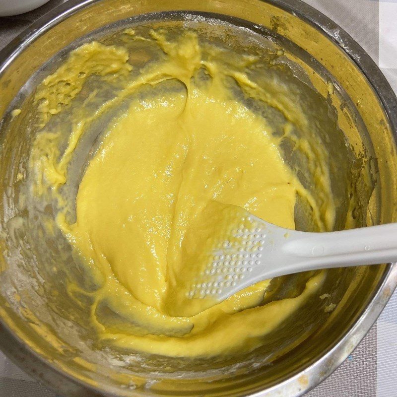 Step 3 Mix the ingredients for sponge cake using a rice cooker (recipe shared by a user)