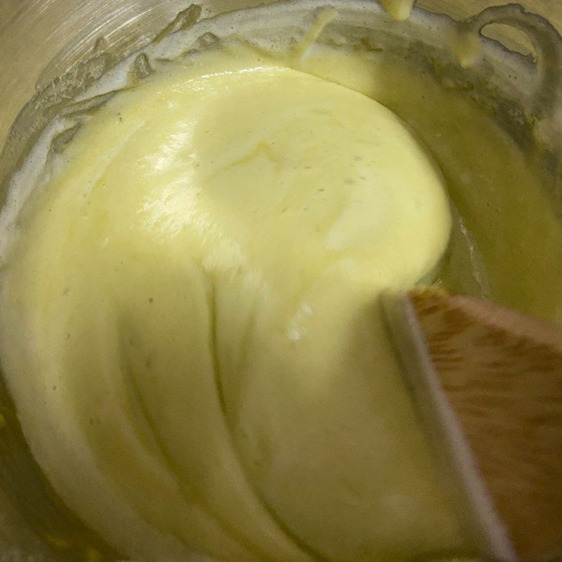 Step 3 Mix the cake batter for matcha almond sponge cake using an oven