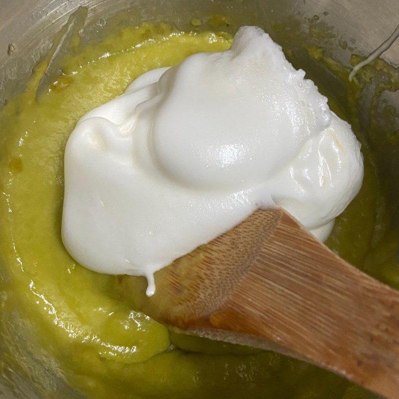 Step 3 Mix the cake batter for matcha almond sponge cake using an oven