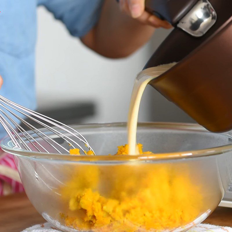 Step 4 Mixing the pumpkin, egg, and milk mixture Pumpkin flan for babies