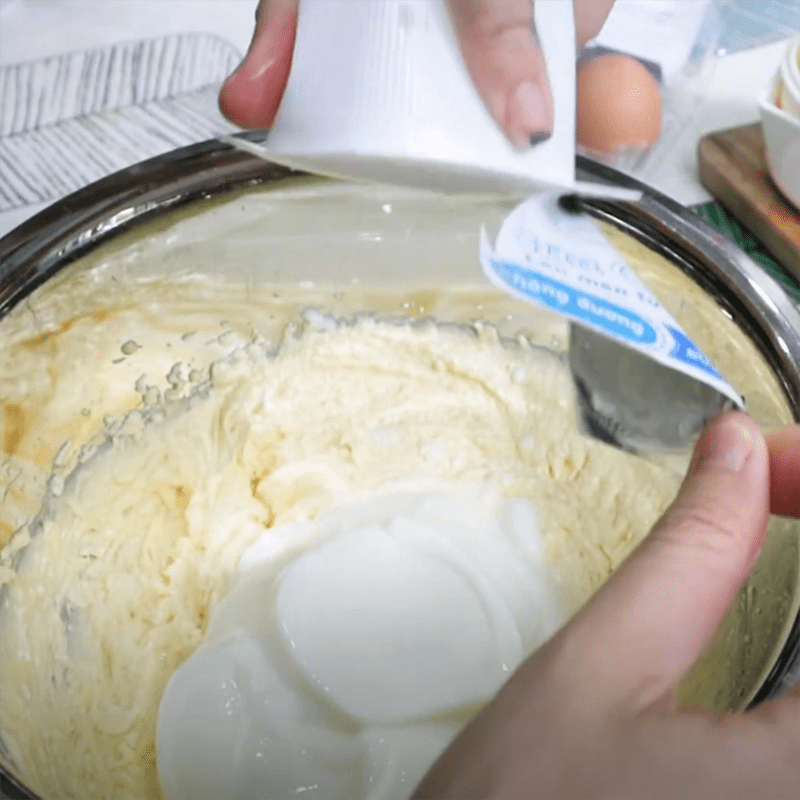 Step 2 Mix the butter and egg mixture for the orange yogurt oatmeal sponge cake