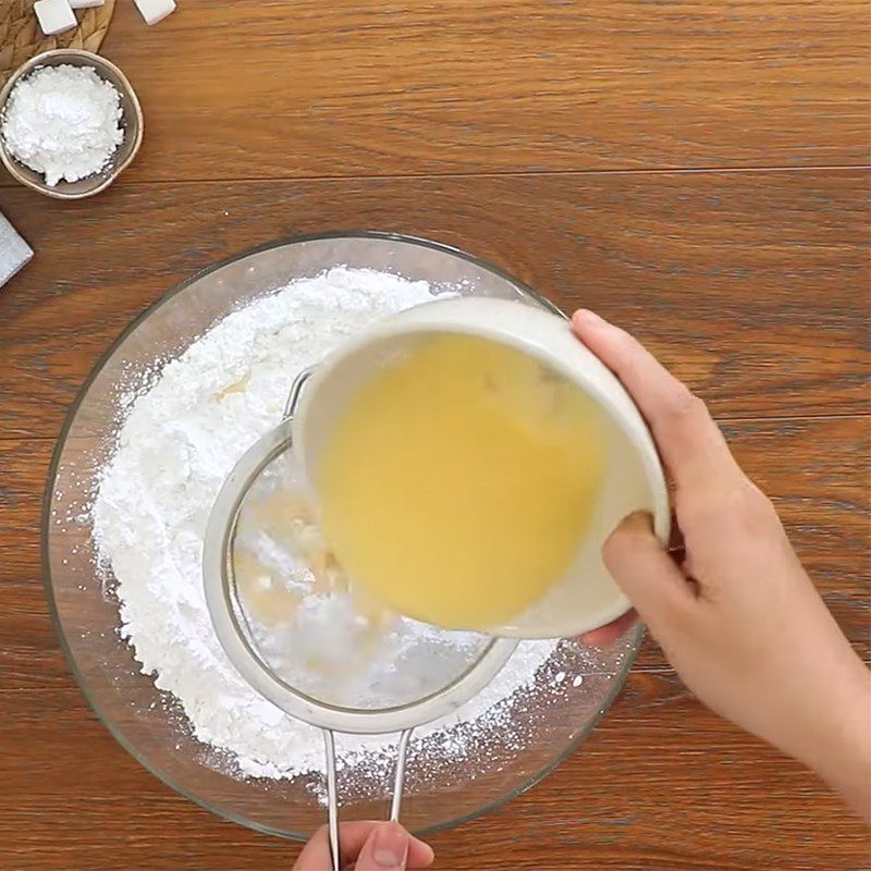 Step 2 Mix the dough mixture for Tai Yen cake