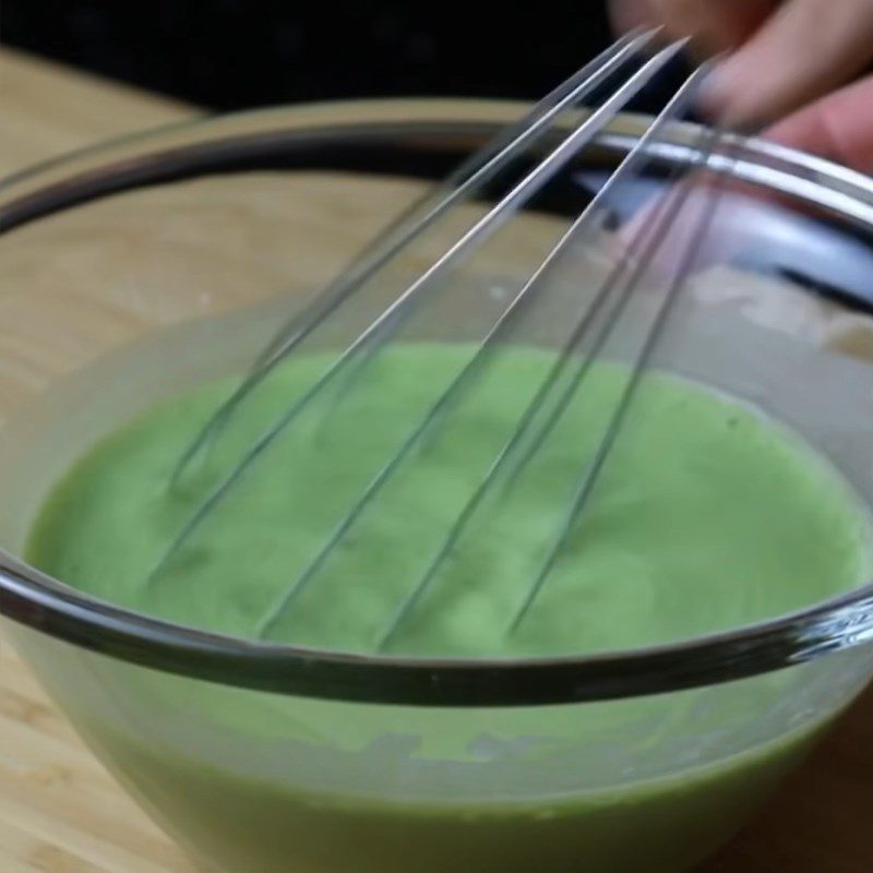 Step 2 Mix the pandan leaf flour and coconut milk powder for pandan layer cake - sweet layer cake