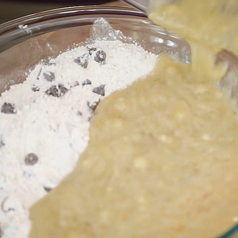 Step 3 Mix the chocolate chip and mashed banana mixture Banana chocolate cake baked in the microwave