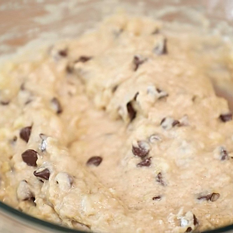 Step 3 Mix the chocolate chip and mashed banana mixture Banana chocolate cake baked in the microwave