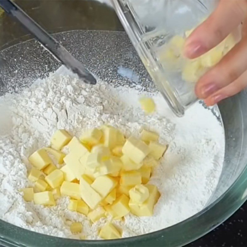 Step 2 Mix the flour and butter mixture for Mixed Fruit Tart in a Basket Shape