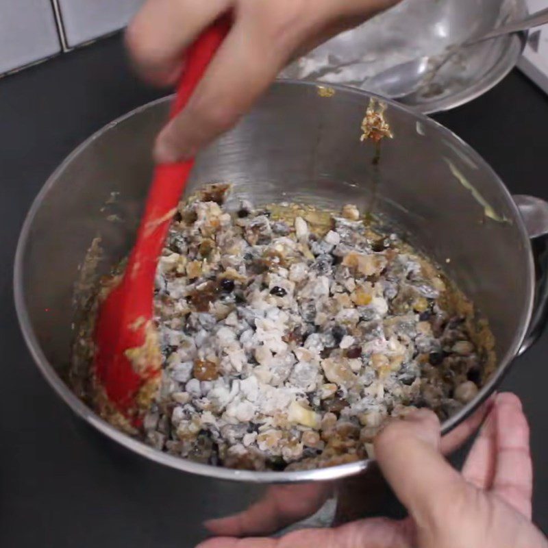 Step 5 Mix the flour and dried fruit mixture Christmas fruit cake uses alcohol