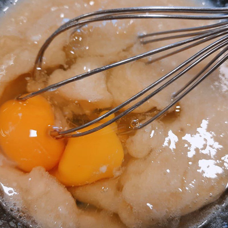 Step 1 Mix the banana with the eggs Banana Butter Sponge Cake Using an Oven