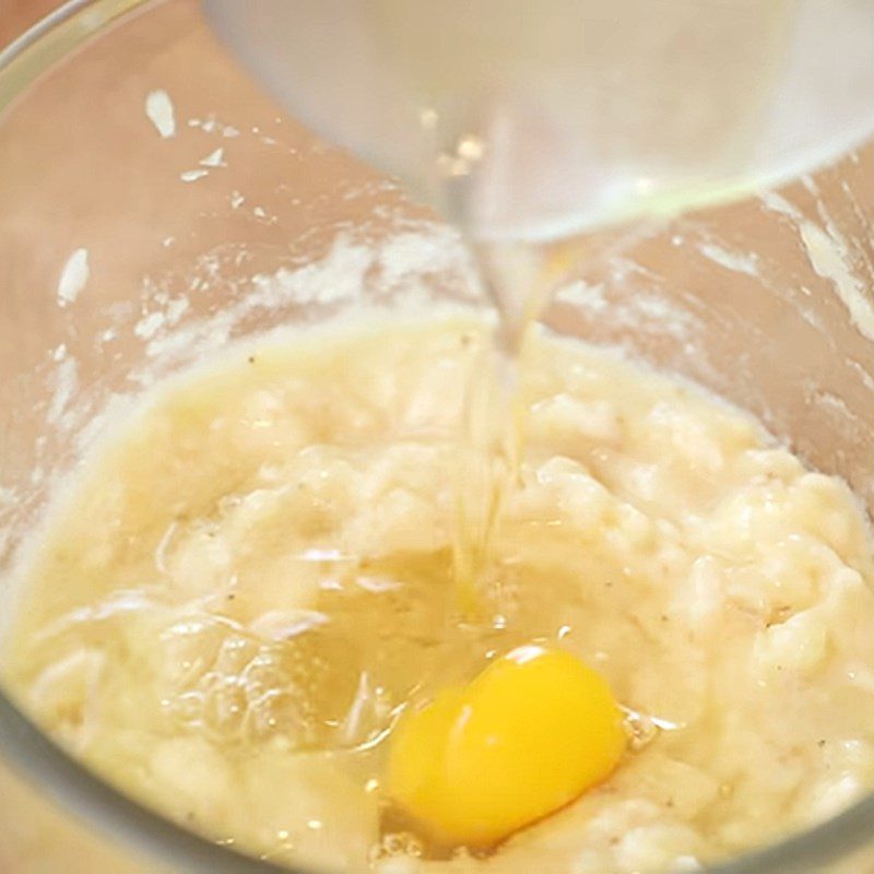 Step 2 Mix the banana mixture Banana chocolate cake baked in the microwave