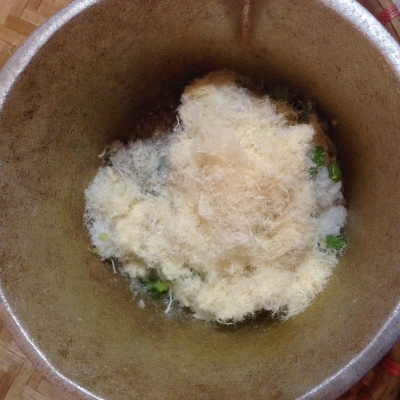 Step 2 Mixing the leftover rice with pork floss Fried Rice with Pork Floss from leftover rice