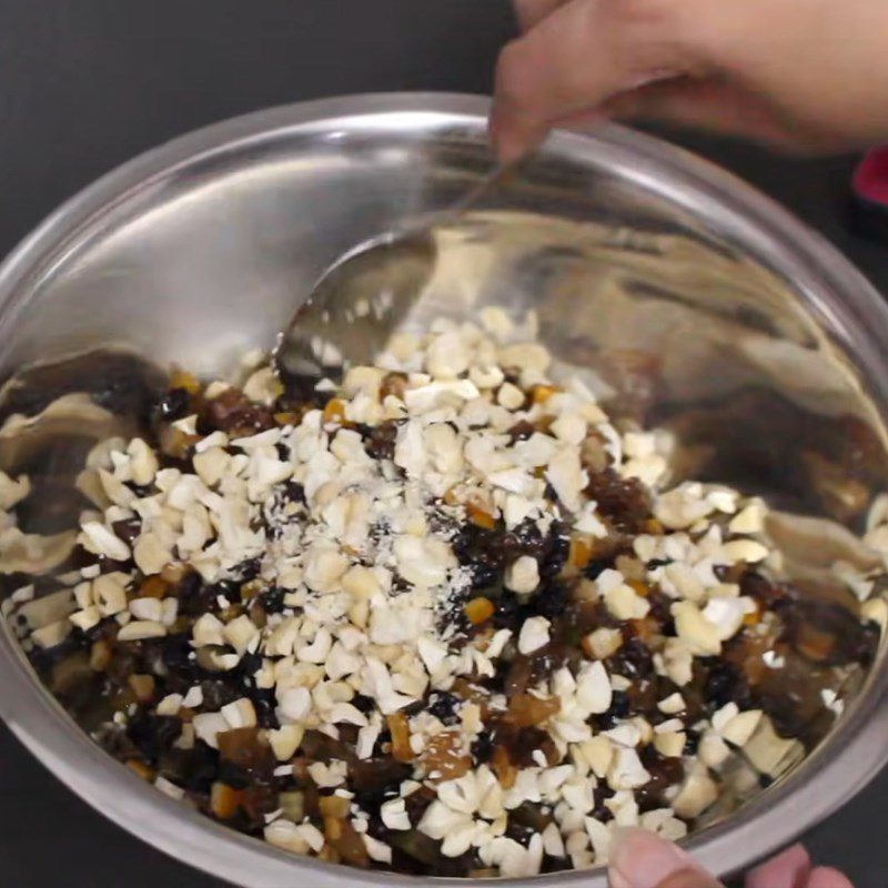 Step 3 Mix the nut and dried fruit mixture Christmas fruit cake uses alcohol