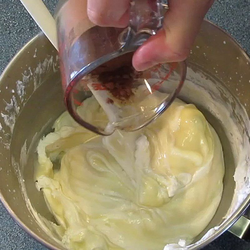 Step 3 Mixing the cream mixture Almond chocolate ice cream from cocoa powder