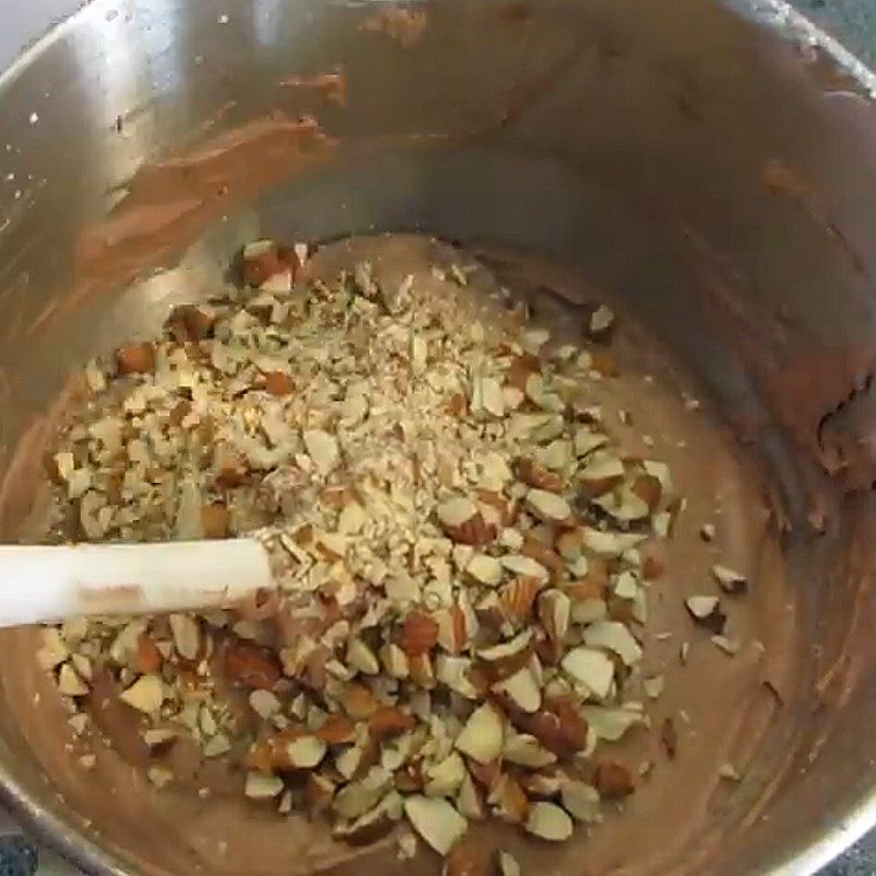 Step 3 Mixing the cream mixture Almond chocolate ice cream from cocoa powder