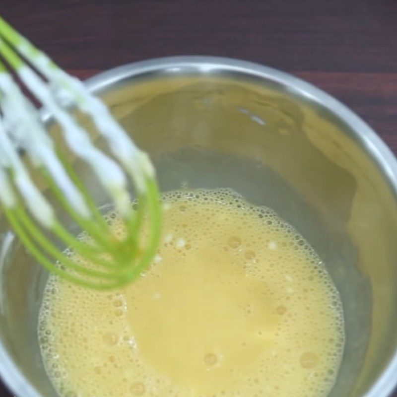 Step 2 Mix the egg yolk and flour mixture for the sponge cake using a rice cooker