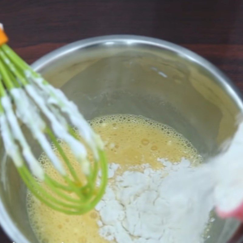 Step 2 Mix the egg yolk and flour mixture for the sponge cake using a rice cooker